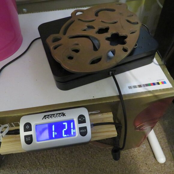 vintage cast iron light copper pig trivet - Picture 9 of 9